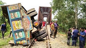 ব্যারিয়ার না ফেলায় ক্রসিংয়ে ট্রাকে ট্রেনের ধাক্কা, নিহত ২