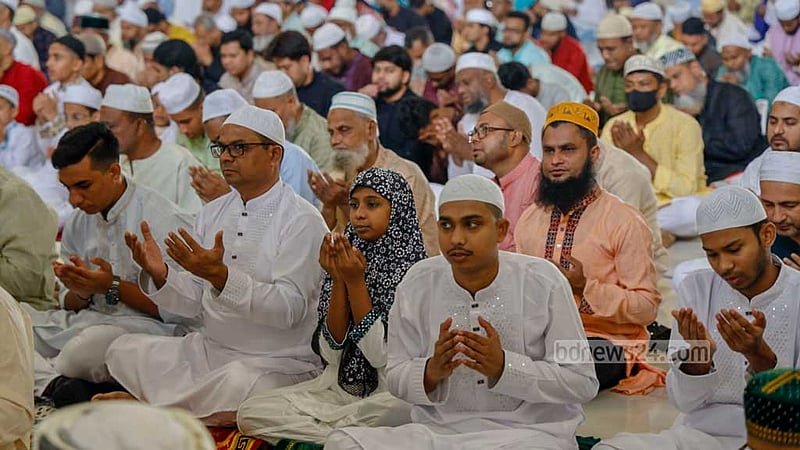 বায়তুল মোকাররম জাতীয় মসজিদে বৃহস্পতিবার সকালে ঈদুল ফিতরের নামাজ শেষে দেশ ও জাতির মঙ্গল কামনায় মোনাজাতে অংশ নেন মুসলমানরা।
