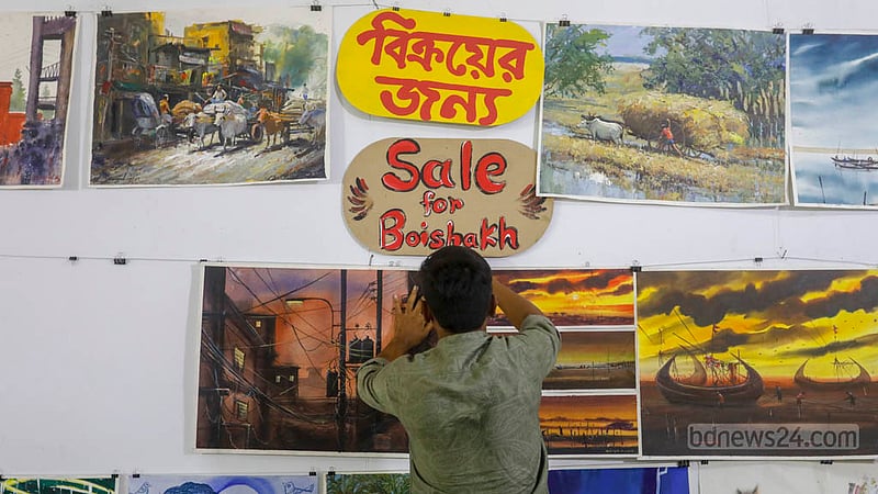 পয়লা বৈশাখকে সামনে রেখে ঢাকা বিশ্ববিদ্যালয়ের চারুকলা অনুষদে বিক্রির জন্য শিক্ষার্থীদের শিল্পকর্ম।&amp;nbsp;