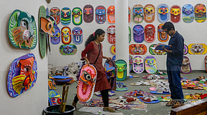 চারুকলায় মঙ্গল শোভাযাত্রার প্রস্তুতি