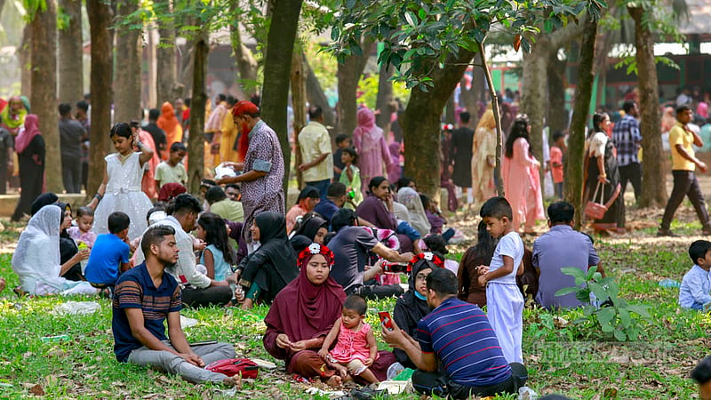 ঈদের ছুটিতে চিড়িয়াখানায় ঘুরতে এসে অনেক সবুজ ঘাসের উপর বসে সময় পার করেন; কেউ কেউ আবার পরিবার নিয়ে এসেছেন, সঙ্গে আছে খাবার।