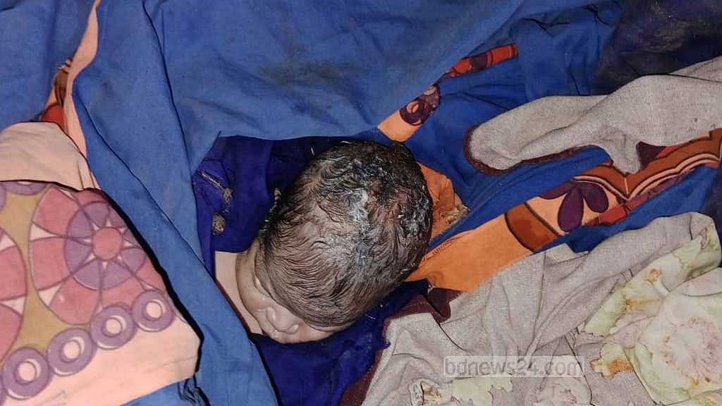 সড়কে কাতরাচ্ছিলেন প্রসূতি