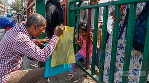 ওভারব্রিজ না থাকায় বিপত্তি