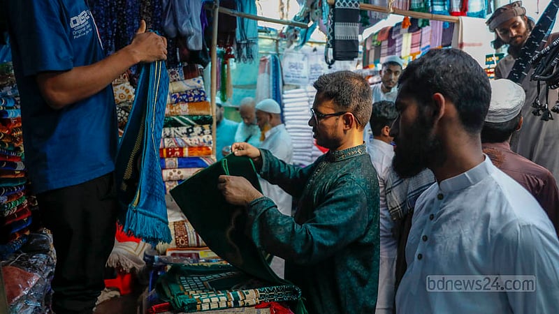 রোজার ঈদকে সামনে রেখে বায়তুল মোকাররম মসজিদের সামনের একটি দোকানে জায়নামাজ কিনছেন ক্রেতারা।