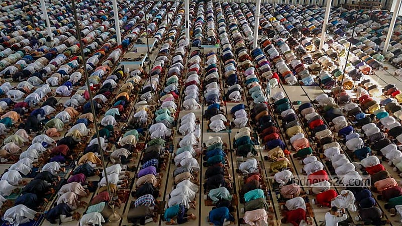 বায়তুল মোকাররম জাতীয় মসজিদে বৃহস্পতিবার সকালে ঈদুল ফিতরের প্রথম জামাতে অংশ নেন মুসলমানরা।