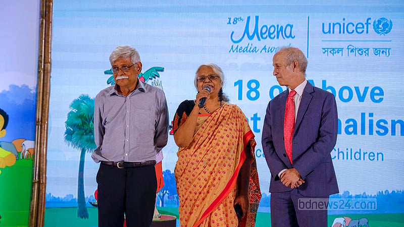 অষ্টাদশ মীনা অ্যাওয়ার্ডস অনুষ্ঠানে সোমবার পুরস্কার দেওয়ার আগে বক্তব্য ঢাকা বিশ্ববিদ্যালয়ের অধ্যাপক গীতি আরা নাসরিন।