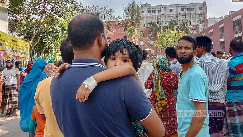 হাসপাতালে আগুন: অসুস্থ শিশুদের নিয়ে বাবা-মায়ের আতঙ্কের প্রহর