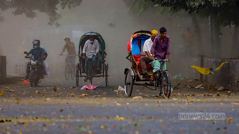 ঢাকায় মঙ্গলবার সকাল থেকেই তীব্র গরম অনুভূত হচ্ছিল। দুপুর গড়ানোর সঙ্গে সঙ্গে আকাশ কালো হয়ে শুরু হয় দমকা হওয়া, খানিক বাদেই ঝরে প্রতীক্ষিত বৃষ্টি।