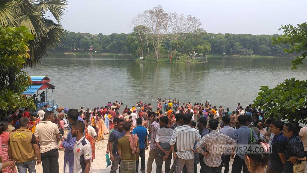 পুণ্যস্নানে নেমে দিঘির জলে সলিল সমাধি