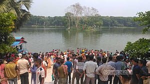 পুণ্যস্নানে নেমে দিঘির জলে সলিল সমাধি