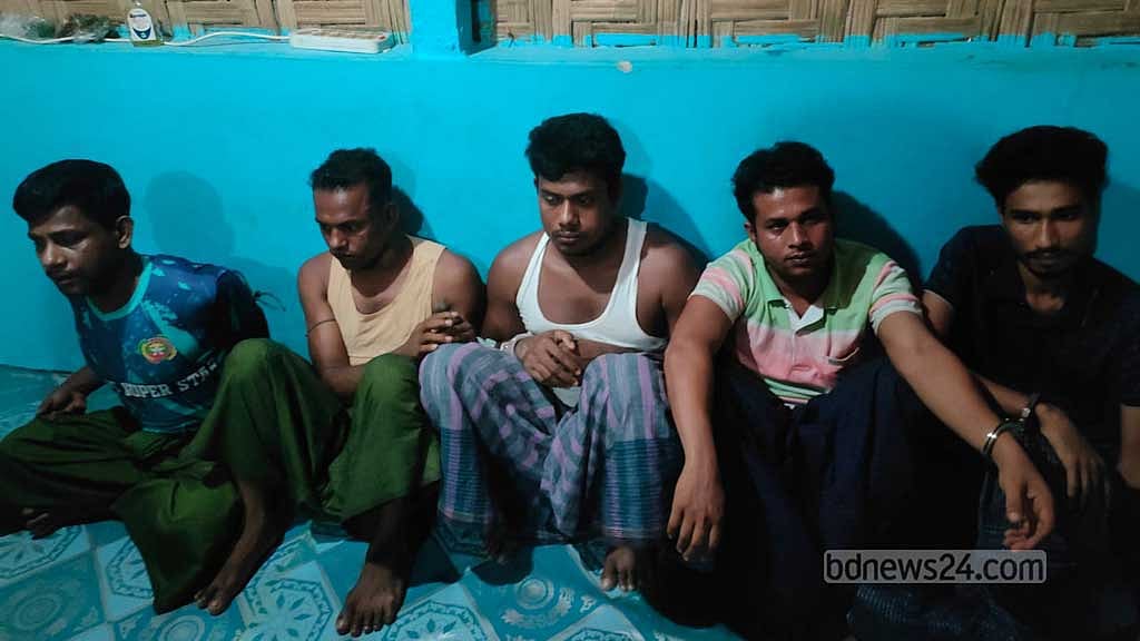 কক্সবাজারে অস্ত্র ও গুলিসহ ৫ রোহিঙ্গা আটক