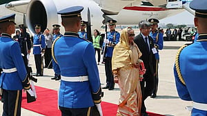 থাইল্যান্ডে প্রধানমন্ত্রীকে লাল গালিচা সংবর্ধনা
