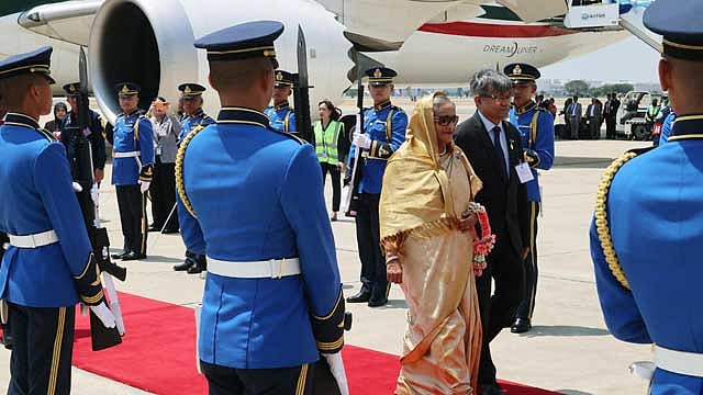 থাইল্যান্ডে প্রধানমন্ত্রীকে লাল গালিচা সংবর্ধনা