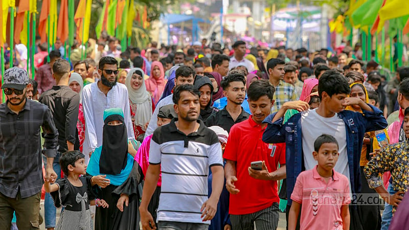 মিরপুর চিড়িয়াখানায় ঈদের পরদিন শুক্রবার প্রবেশ করছেন দর্শনার্থীরা।