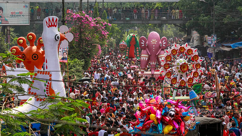 বৈশাখের প্রথম সকালে রোববার ঢাকা বিশ্ববিদ্যালয়ের চারুকলা অনুষদের সামনে থেকে শুরু হয় মঙ্গল শোভাযাত্রা। শাহবাগ মোড় ঘুরে, টিএসসি হয়ে আবারও চারুকলা অনুষদে গিয়ে শেষ হয়।