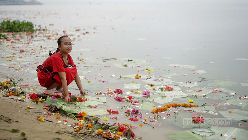 পুরনো বছরের দুঃখ-জরা ভুলে নতুন বছরের মঙ্গল কামনায় রাঙ্গামাটি শহরের কাপ্তাই হ্রদে ফুল ভাসায় একটি চাকমা শিশু।&amp;nbsp;ছবি: ওয়াহিদা জামান সিথি