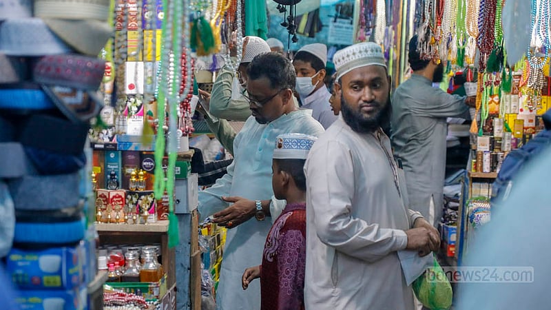 রোজার ঈদকে সামনে রেখে বায়তুল মোকাররম মসজিদের সামনের একটি দোকান থেকে আতর কিনছেন ক্রেতারা।