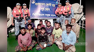 ইঞ্জিন বিকল হয়ে ৪ দিন গভীর সমুদ্রে ভাসছিল জেলে নৌকা