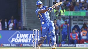 শেষ ওভারে শেফার্ডের ৩২ রান, ৭ ছক্কায় স্টাবসের বিধ্বংসী ইনিংস