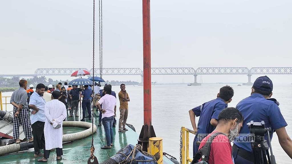 রূপসা রেলসেতুতে ধাক্কা লেগে সারবোঝাই কার্গোডুবি, নিখোঁজ ২