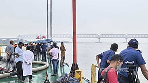 রূপসা রেলসেতুতে ধাক্কা লেগে সারবোঝাই কার্গোডুবি, নিখোঁজ ২