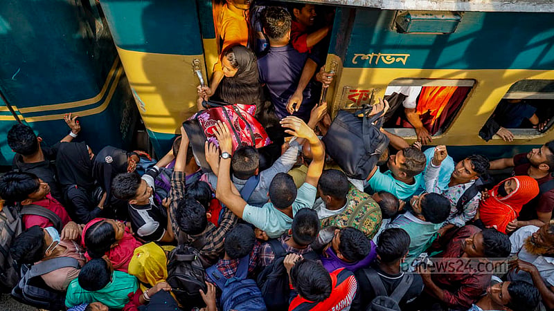 জয়দেবপুর রেলওয়ে স্টেশনে মঙ্গলবার বিকালে ট্রেন থামতেই যে যেভাবে পেরেছে, ট্রেনে উঠে পড়েছে।