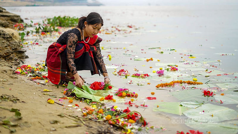 পুরনো বছরের দুঃখ-জরা ভুলে নতুন বছরের মঙ্গল কামনায় রাঙ্গামাটি শহরের কাপ্তাই হ্রদে ফুল ভাসায় এক চাকমা নারী।&amp;nbsp;ছবি: ওয়াহিদা জামান সিথি