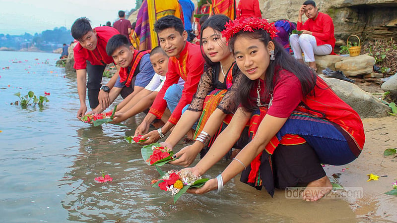 পুরনো বছরের দুঃখ-জরা ভুলে নতুন বছরের মঙ্গল কামনায় রাঙ্গামাটি শহরের কাপ্তাই হ্রদে ফুল ভাসিয়েছেন চাকমা তরুণ-তরুণীরা।