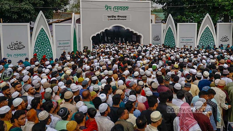 জাতীয় ঈদগাহে বৃহস্পতিবার সকালে ঈদুল ফিতরের নামাজ শেষে ফিরছেন মুসলমানরা।