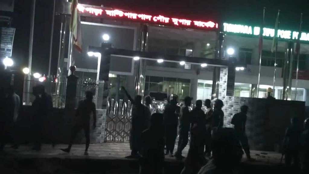 গোপালগঞ্জে সংঘর্ষে আহত ২০, থামাতে কাঁদানে গ্যাস