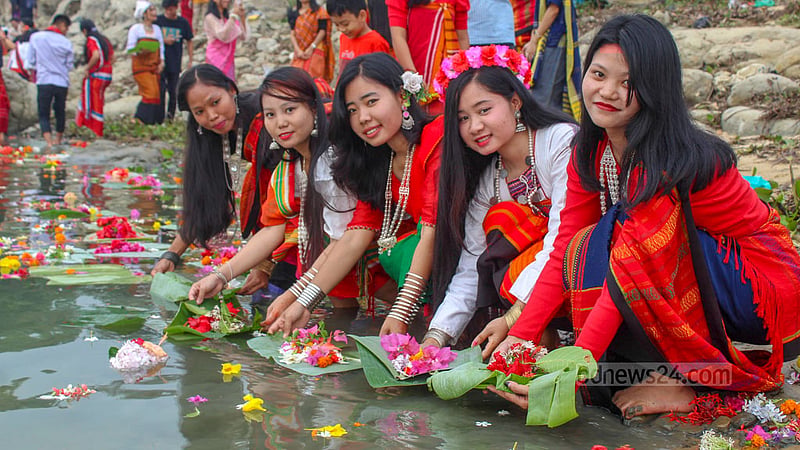 রাঙ্গামাটির কাপ্তাই হ্রদে শুক্রবার সকালে ফুল ভাসিয়ে নতুন বছরের মঙ্গল কামনায় গঙ্গা দেবীর কাছে প্রার্থনায় আদিবাসী নারীরা।