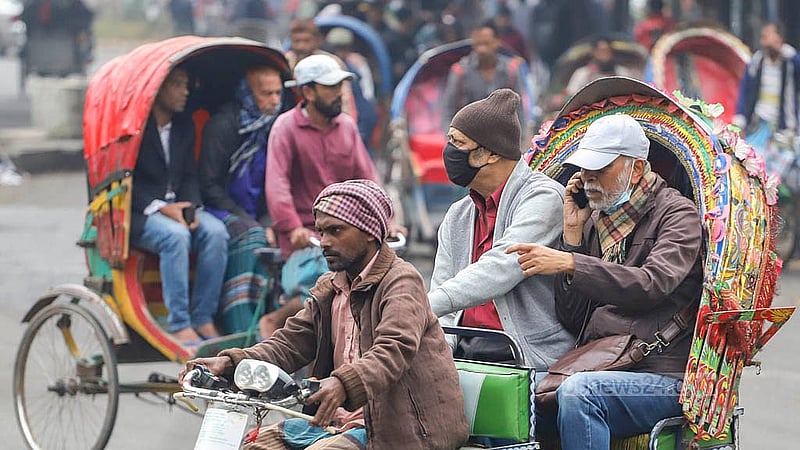 নিম্নচাপের কারণে সকাল থেকে ঢাকার আকাশ কুয়াশাচ্ছন্ন থাকায় আগের কয়েকদিনের চেয়ে ঠান্ডা অনুভূত হয়েছে দিনভর। এতে ঘরের বাইরে বের হওয়া মানুষদের গায়ে জড়াতে হয়েছে গরমকাপড়। শনিবার ঢাকা বিশ্ববিদ্যালয় এলাকা থেকে তোলা