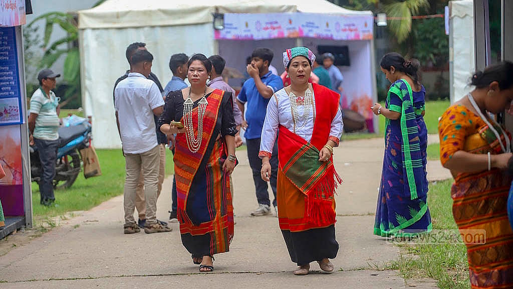 বাংলা একাডেমি প্রাঙ্গণে ‘সকল জাতিগোষ্ঠীর সাংস্কৃতিক ঐতিহ্যের প্রদর্শনী’ ঘুরে দেখছেন দর্শনার্থীরা। প্রদর্শনী চলবে মঙ্গলবার পর্যন্ত