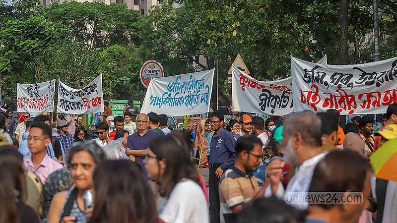 রাজধানীর মানিক মিয়া অ্যাভিনিউয়ে শুক্রবার ‘নারীর ডাকে মৈত্রী যাত্রা’ কর্মসূচিতে অংশ নেয় বিভিন্ন নারী সংগঠন