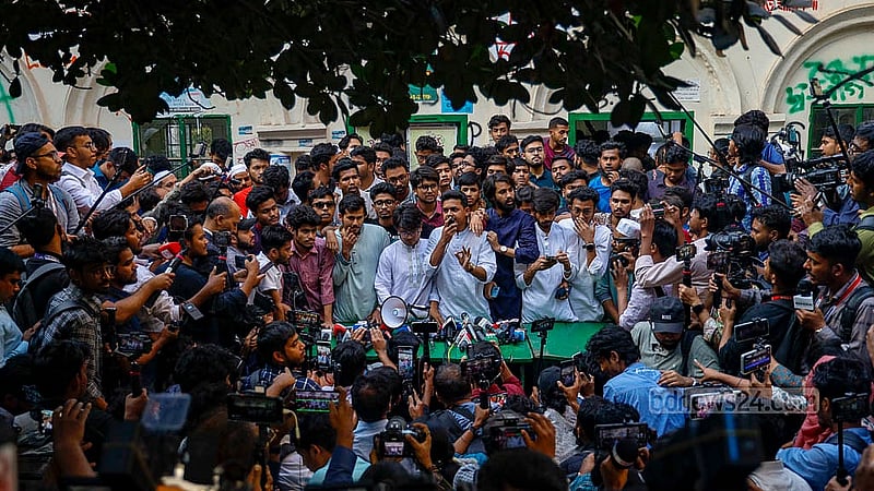 ঢাকা বিশ্ববিদ্যালয়ের মধুর ক্যান্টিনে বুধবার সংবাদ সম্মেলনে ‘বাংলাদেশ গণতান্ত্রিক ছাত্র সংসদ’ নামে নতুন সংগঠনের ঘোষণা দেন বৈষম্যবিরোধী ছাত্র আন্দোলনের সাবেক সমন্বয়করা