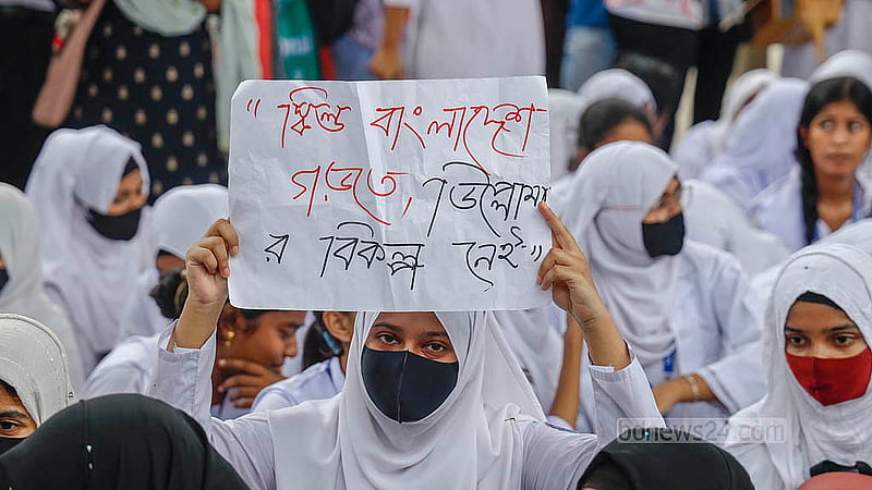 ঢাকার তেজগাঁওয়ে সাত রাস্তা মোড় অবরোধ করে প্ল্যাকার্ড হাতে নিজের দাবিদাওয়া তুলে দেন ডিপ্লোমা প্রকৌশলী ও পলিটেকনিক ইনস্টিটিউটের শিক্ষার্থীরা