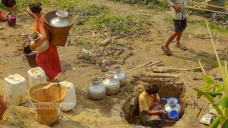বান্দরবান জেলা শহর থেকে প্রায় আট কিলোমিটার দূরে বান্দরবান-চিম্বুক সড়কে গেৎশিমানী বম পাড়ার বাসিন্দারা চার ফুটের মত মাটি খুঁড়ে সেখান থেকে পানি সংগ্রহ করছেন
