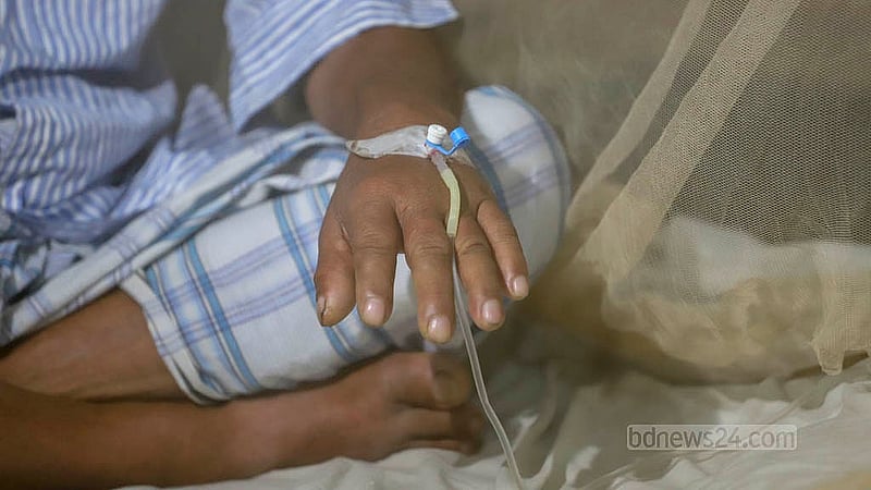 হাসপাতালে প্রতিদিন বাড়ছে ডেঙ্গু রোগী। উন্নত চিকিৎসার জন্য রাজধানীর মুগদা মেডিকেল কলেজ হাসপাতালে ভর্তি হচ্ছেন অনেকেই। শনিবার তোলা