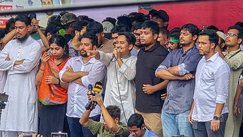 ‘জুলাই পদযাত্রা’ কর্মসূচির অংশ হিসেবে ফরিদপুর শহরের জনতা ব্যাংক মোড়ে এনসিপির পথসভা সঞ্চালনা করেন দলটির নেতা সারজিস আলম