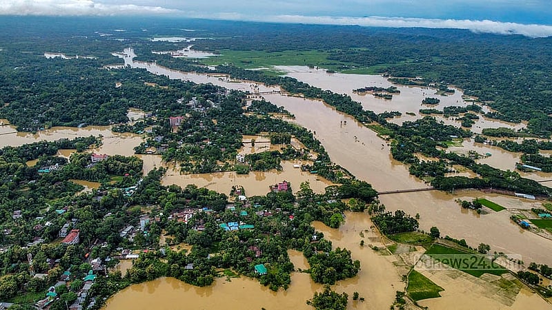 দেশের পূর্বাঞ্চলে হঠাৎ ভয়াবহ বন্যার কারণে তলিয়ে গেছে খাগড়াছড়ি; ঘরবাড়িসহ সবখানে পানি ওঠায় বিপাকে পাহাড়ের মানুষ