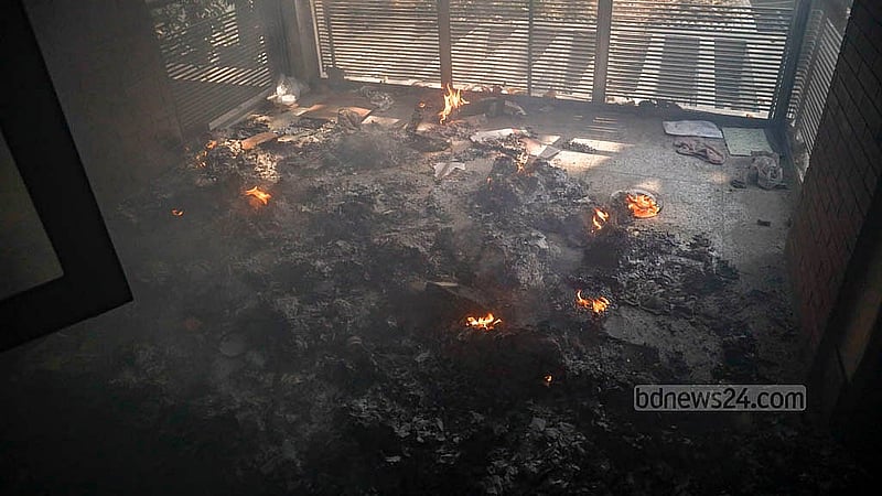ধানমন্ডি ৫-এ শেখ হাসিনার বাসভবন সুধা সদনে বুধবার রাতে দেওয়া আগুন বৃহস্পতিবার সকালেও জ্বলতে দেখা যায়