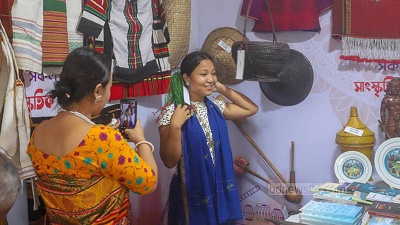 বাংলা একাডেমি প্রাঙ্গণে ‘সকল জাতিগোষ্ঠীর সাংস্কৃতিক ঐতিহ্যের প্রদর্শনীতে’ বান্দরবান জেলার স্টলে দুই তরুণী