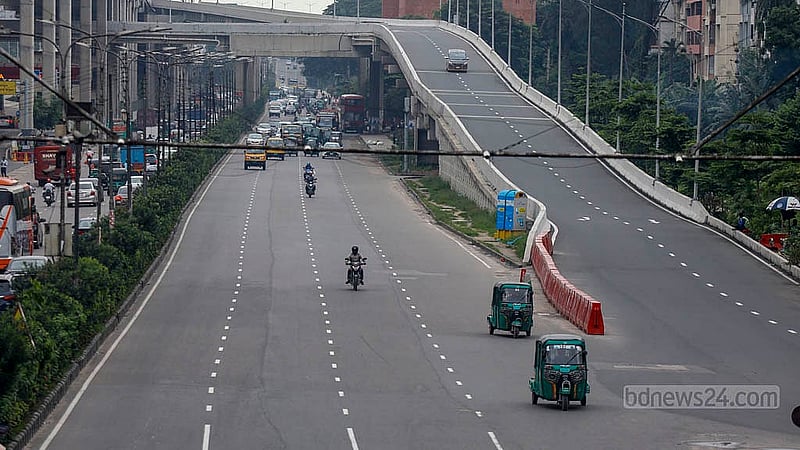 দুর্গাপূজার ছুটিতে বৃহস্পতিবার দুপুরে বনানীর সড়কে যানবাহনের তেমন চাপ দেখা যায়নি। গাড়ি থাকলেও নেই যানজট