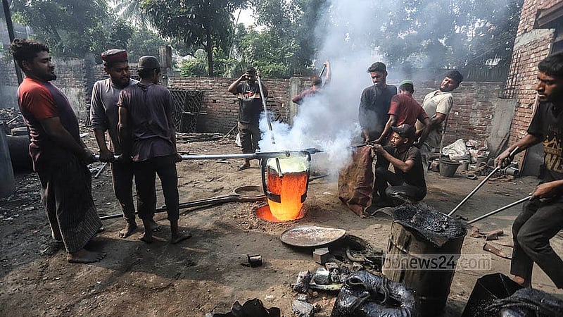 চুল্লি থেকে গলিত ধাতু নামাতে ব্যস্ত শ্রমিকরা। কারখানাজুড়ে চলছে মহাযজ্ঞ; ধাপে ধাপে বানানো হচ্ছে প্রপেলার