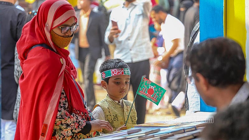 শহীদ দিবসে বাবা-মার হাত ধরে শিশুদের অনেকেই আসে একুশে বইমেলায়