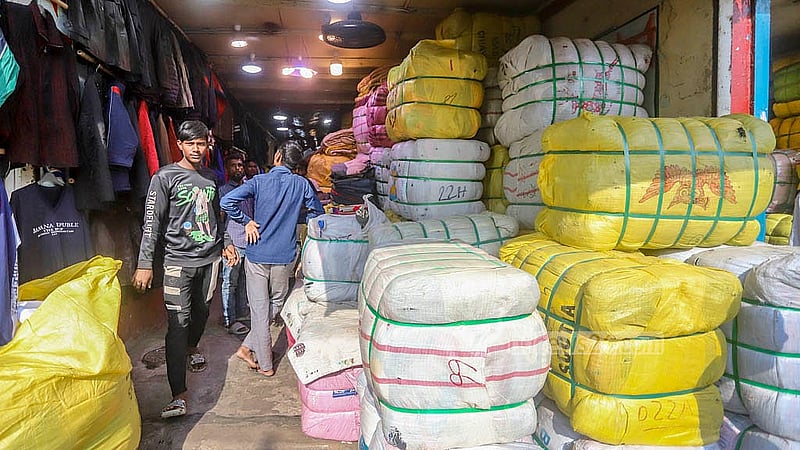 সদরঘাটে পুরনো কাপড়ের দোকানে চীন, জাপান, কোরয়িা ও তাইওয়ান থেকে আমদানি আনা হয় বিভিন্ন ধরনের শীতের পোশাক ও কম্বল। একেকটি বস্তায় থাকে একেক ধরনে কাপড়। কাপড় অনুযায়ী প্রতি বস্তা বিক্রি হয় ৭ হাজার থেকে ২৫ হাজার টাকায়