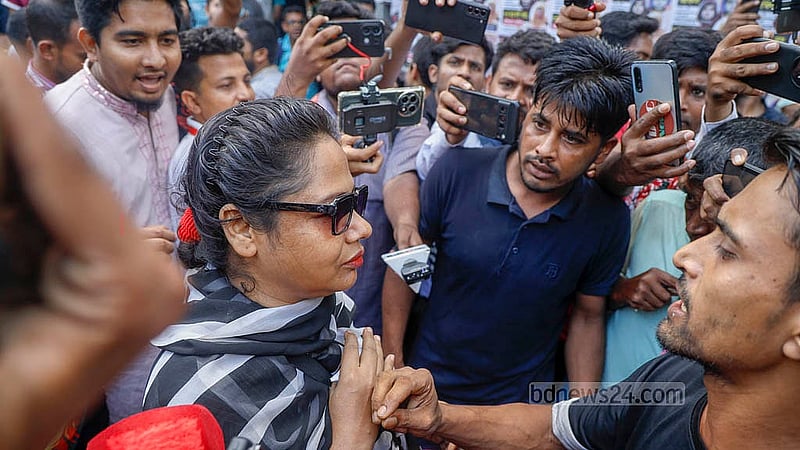 বঙ্গবন্ধু শেখ মুজিবুর রহমানের মৃত্যুবার্ষিকীতে শুক্রবার ধানমন্ডি ৩২ নম্বরে তার বাসভবন এলাকায় আওয়ামী লীগের কোনো সমর্থককে যেতে দেওয়া হয়নি