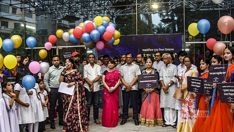 বাংলাদেশ শিল্পকলা একাডেমিতে মঙ্গলবার ‘মুক্ত সুরের ছন্দ’ নৃত্যানুষ্ঠান উদ্বোধন করেন অতিথিরা।