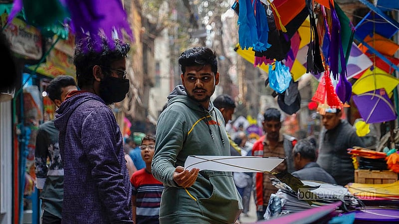 শাঁখারীবাজারের ঘুড়ি দেখছেন এক ক্রেতা। কাগজের ঘুড়ি ছাড়াও সেখানে রয়েছে পলিথিনের বাহারি ঘুড়ি