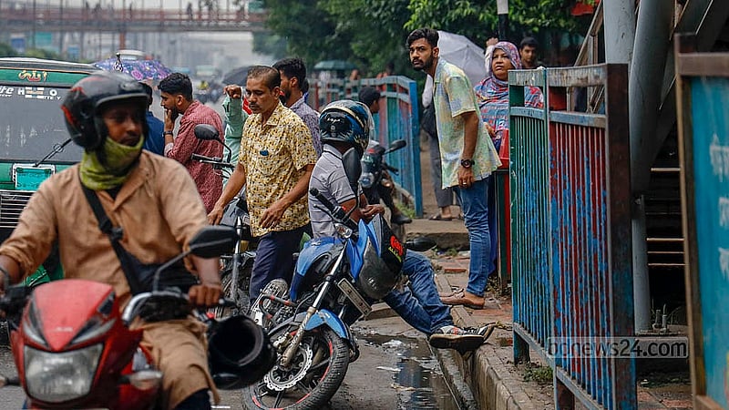 ঢাকার বনানীর চেয়ারম্যান বাড়ি এলাকায় রাস্তার পাশে মোটরসাইকেল থামিয়ে যাত্রীর অপেক্ষায় রাইড শেয়ারিংয়ের চালকরা